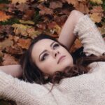 beautiful_girl_in_the_park_lying_on_the_leaves_autumn_portrait_romantic_park_feeling_in_love-1198265.jpg!d