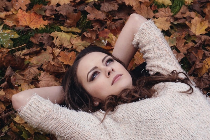 beautiful_girl_in_the_park_lying_on_the_leaves_autumn_portrait_romantic_park_feeling_in_love-1198265.jpg!d